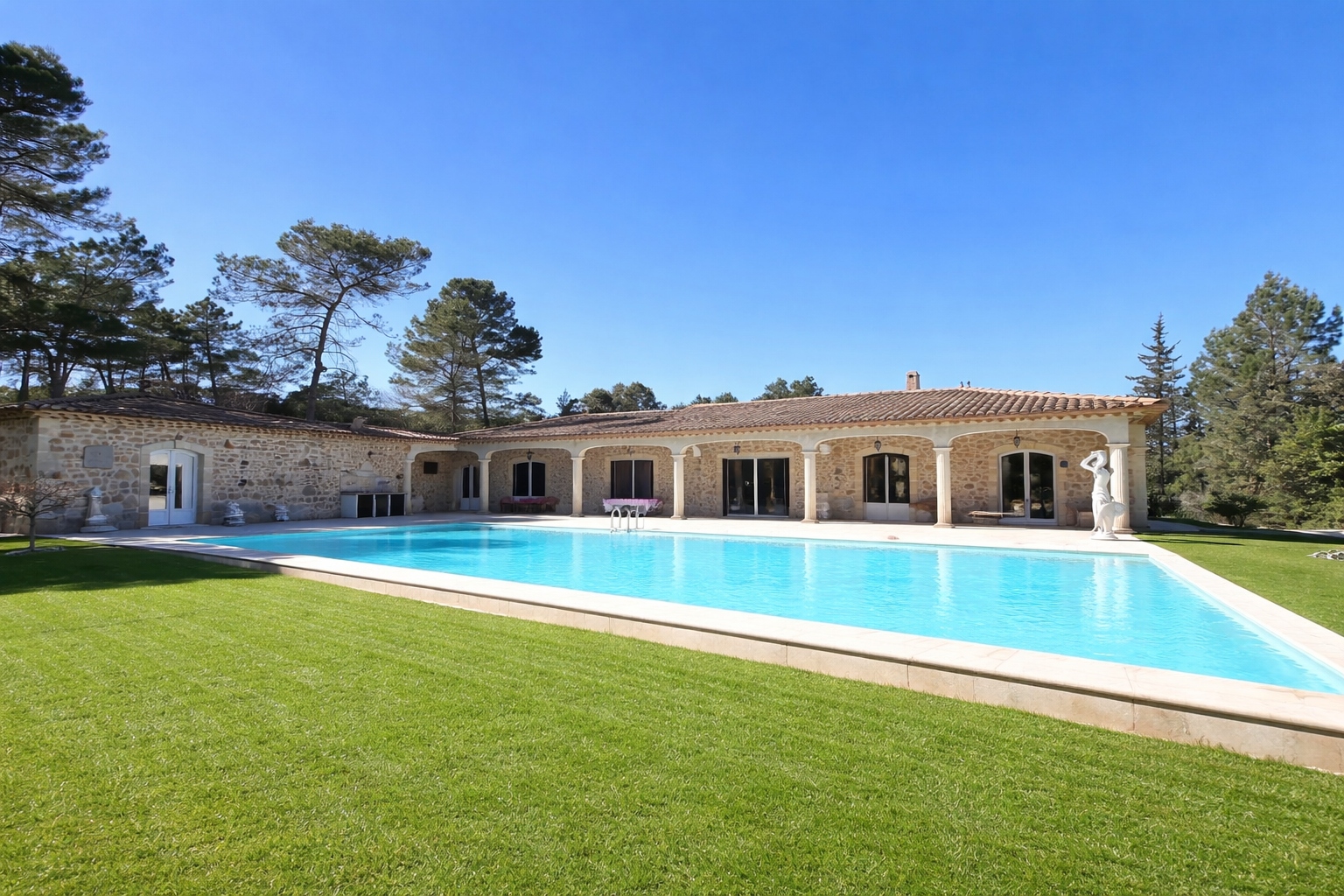 Propriété de charme avec piscine et dépendance